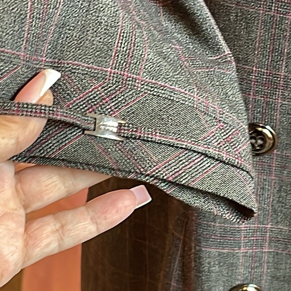 Such a Chic , Classy and Feminine Coat - Picture 8 of 15